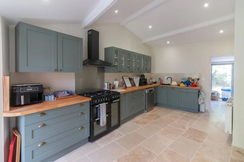 Cuisine - Maison en Pierre avec Piscine en Périphérie de Jarnac