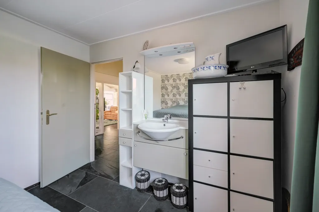 Magamistoad - Modernised Bungalow with Garden in Kortgene