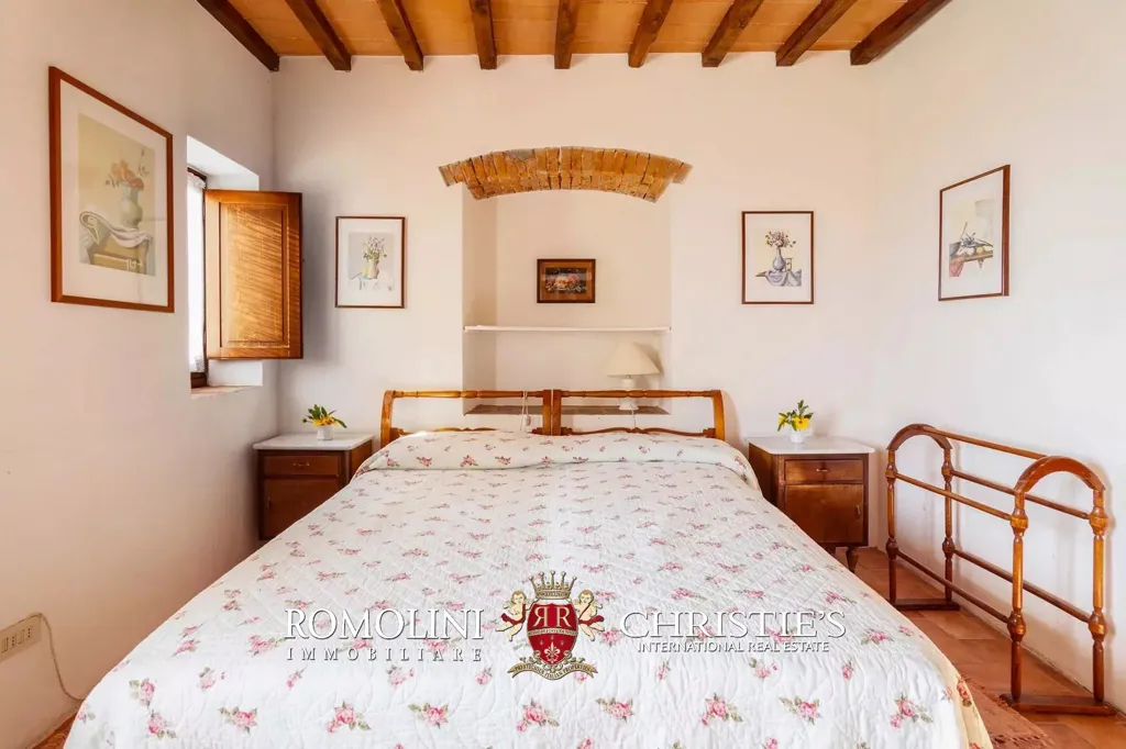 Bedrooms - Villa with Vineyard and Pool near Florence