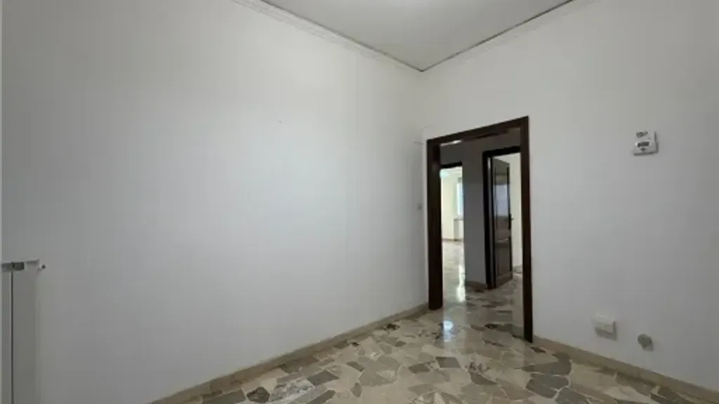 Esik - Partially Renovated Apartment with Balcony in Florence