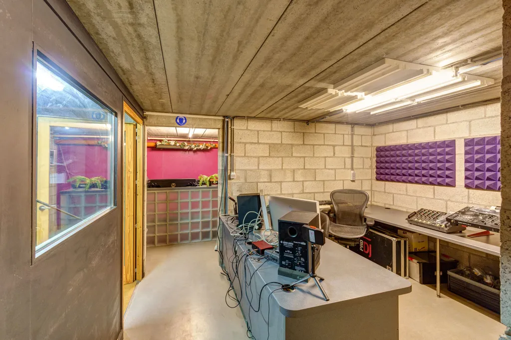 Garage - Villa with Extensive Kellergeschoof in Putte