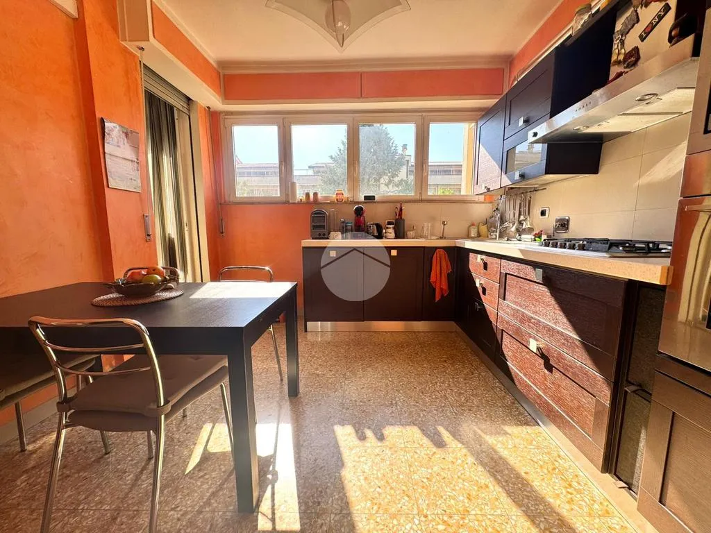 Cuisine - Four-Bedroom Apartment with Balcony in Florence