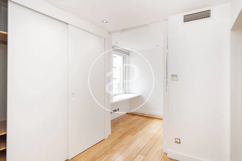 Rooms - Modern Apartment with Balcony Views in Madrid Centre