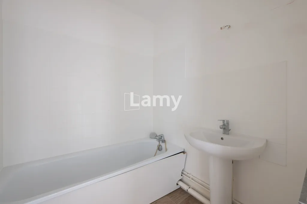 Bathrooms - Bright 3-Bed Flat with Balcony in Bordeaux