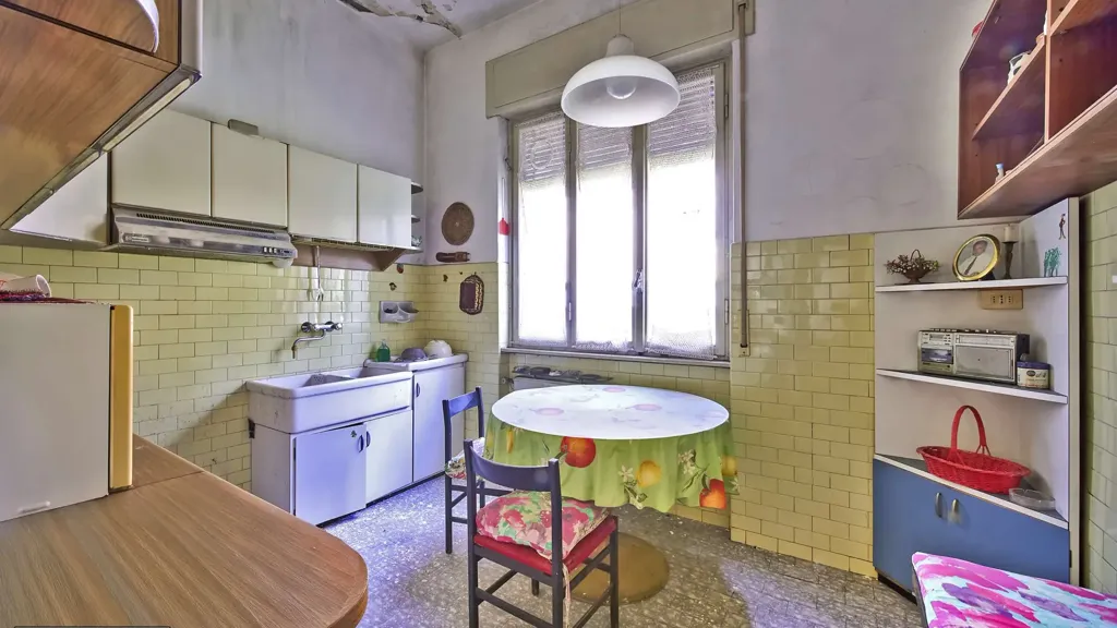 Cuisine - Bifurcated Villa with Garden in Villa Guardia