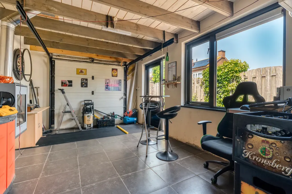 Garage - Modernised Semi-detached House in Lutten