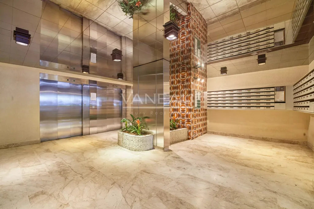 Esik - 2-Bedroom Parisian Flat with Panoramic View