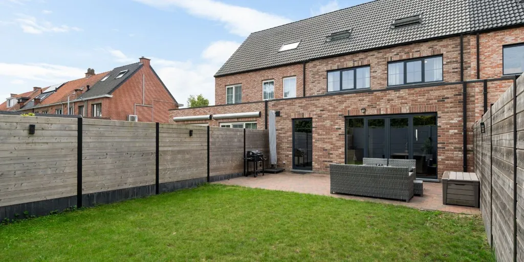 Aed - Nearly Net-Zero House with Garden in Hoevenen