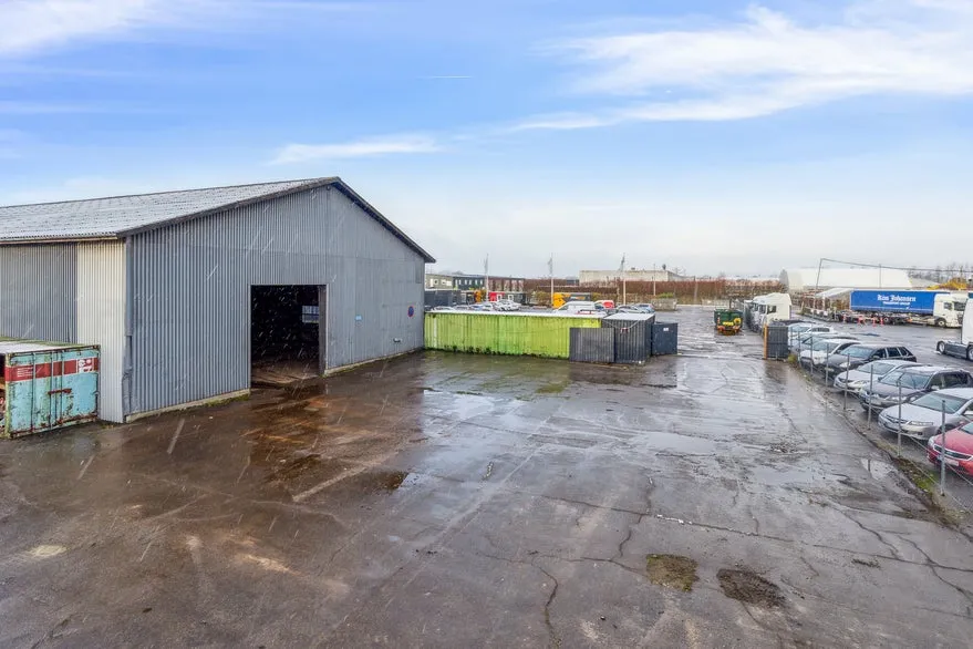 Extérieur - Warehouse with Good Transport Access in Greve