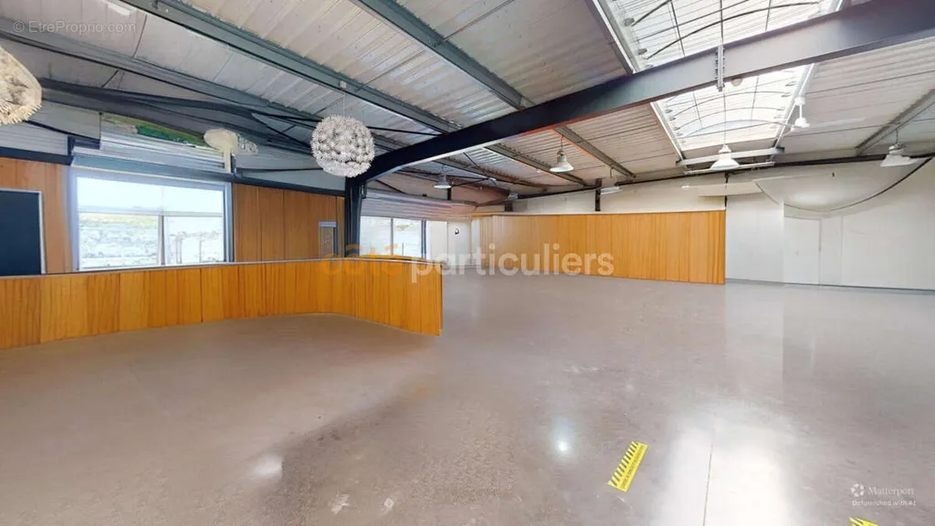 Toad - Commercial Building with High Visibility on Busy Road