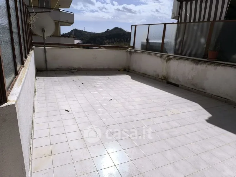 Terrasse - Three-Bedroom Apartment with Balcony in Messina