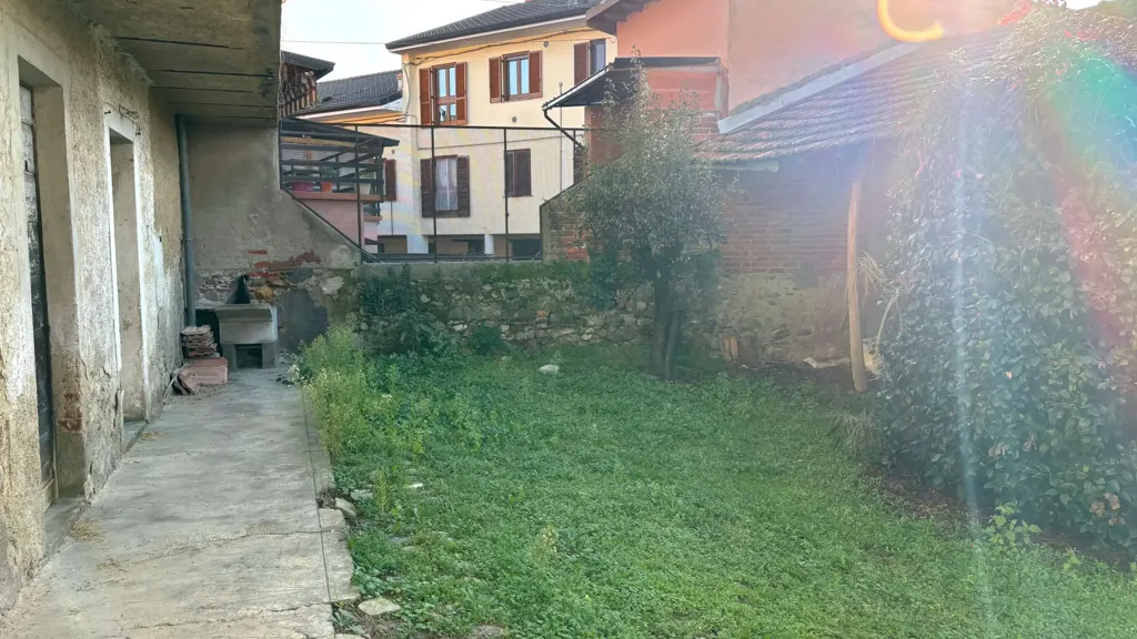 Jardin - Rustic Property with Courtyard in Gattico-Veruno