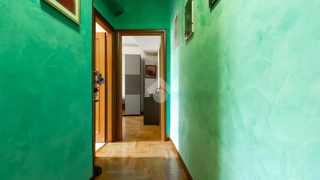 Esik - Trilocale with High Ceilings in Rome