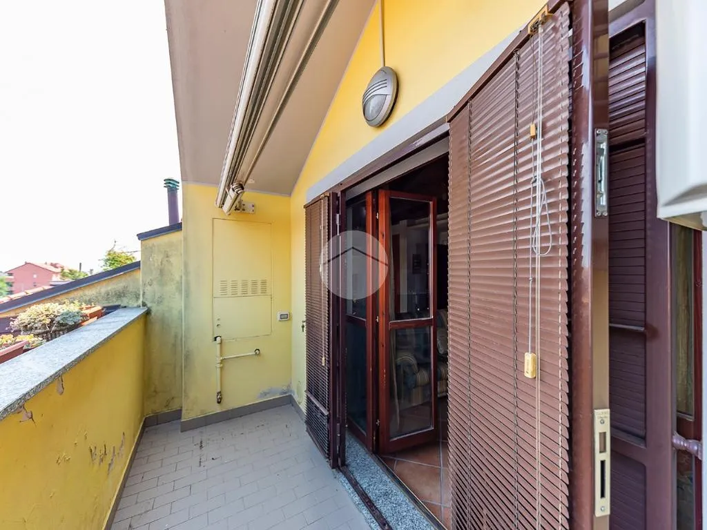Rõdu - Mansarded Apartment with Balcony in Uboldo