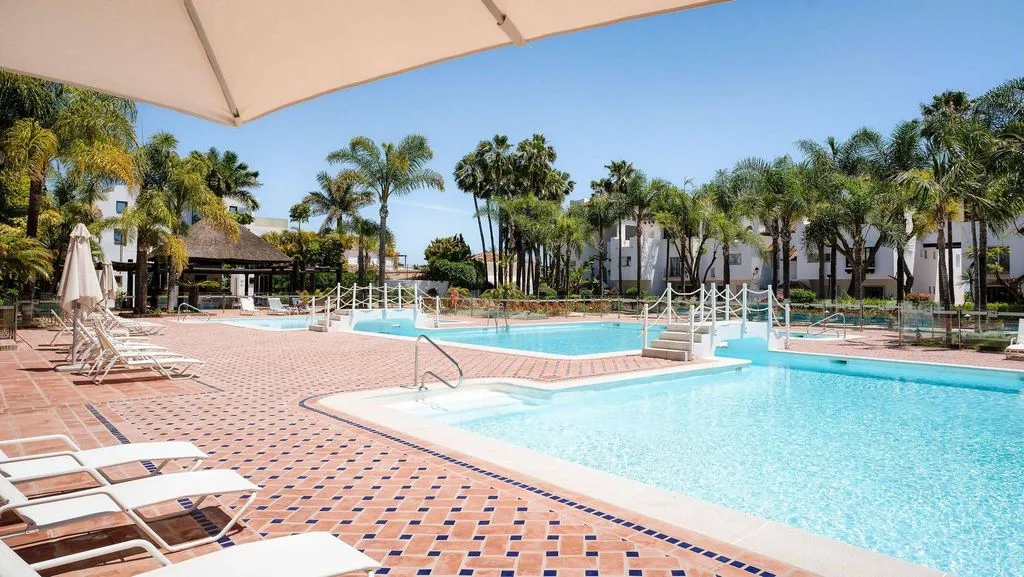 Piscine - Luxury Beachfront Apartment in Puente Romano, Marbella