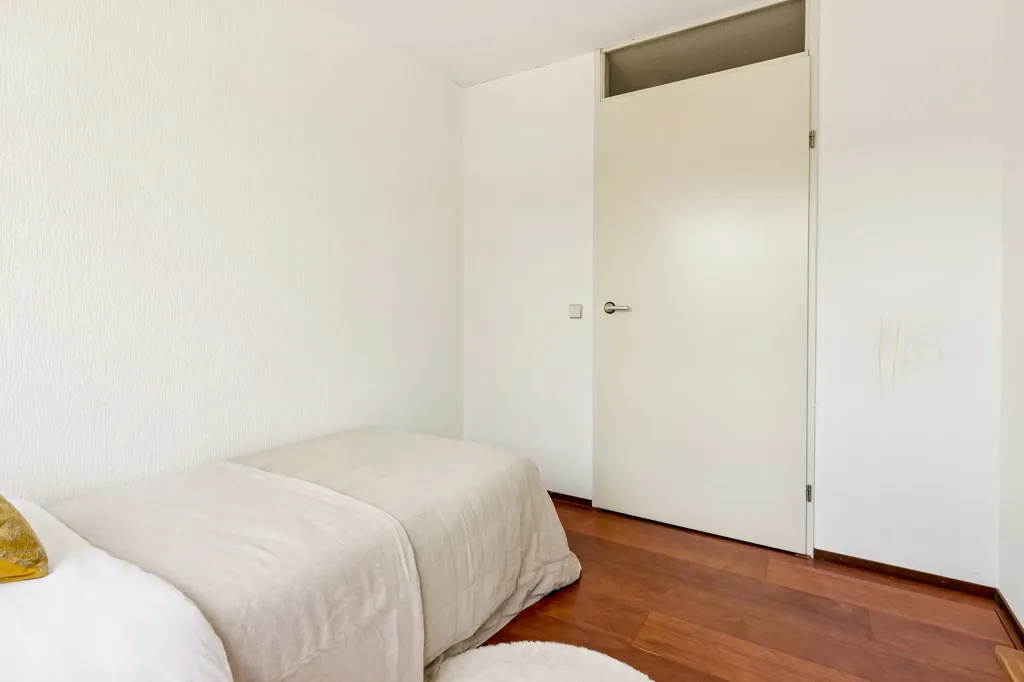 Magamistoad - Corner Gallery Flat with Balcony in Filmwijk