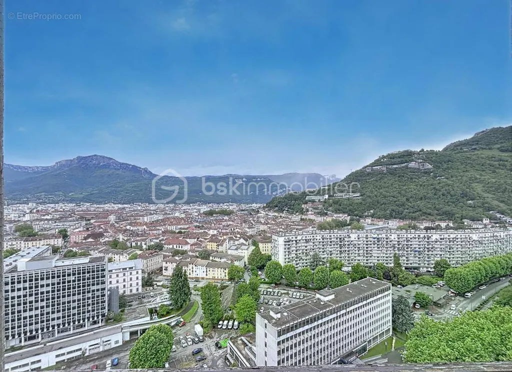 Renovated T2 with Panoramic View in Grenoble