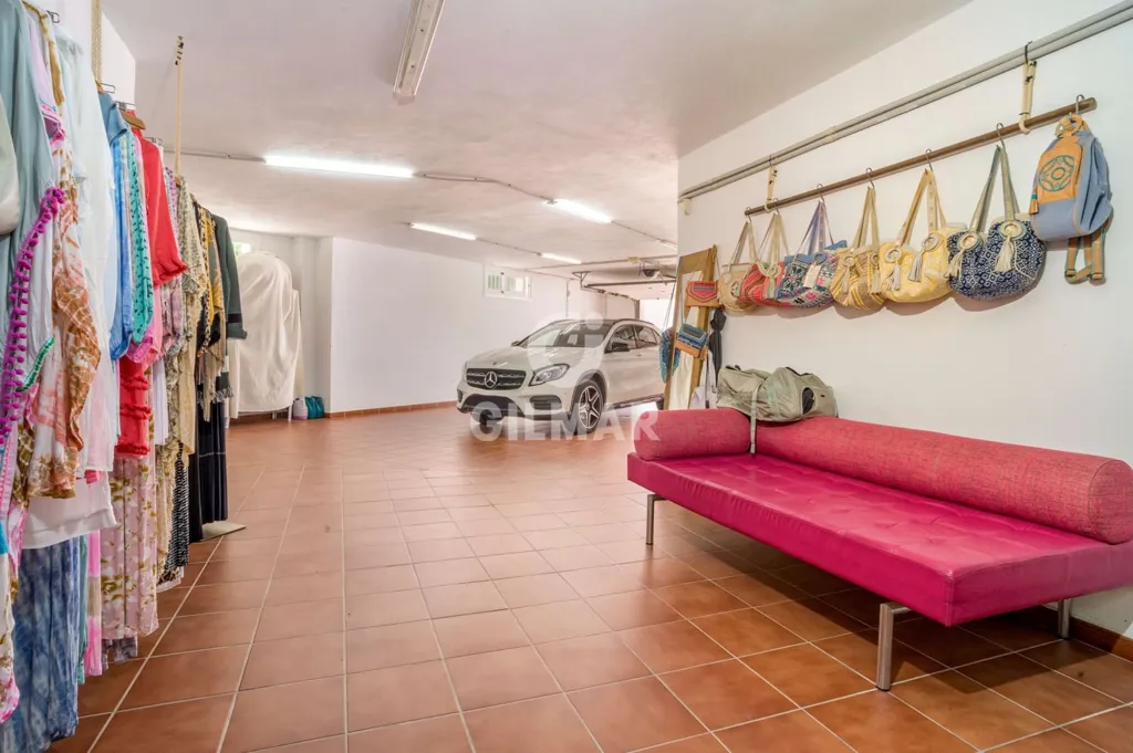 Garaaž - Luxury Villa with Sea View in Benahavís