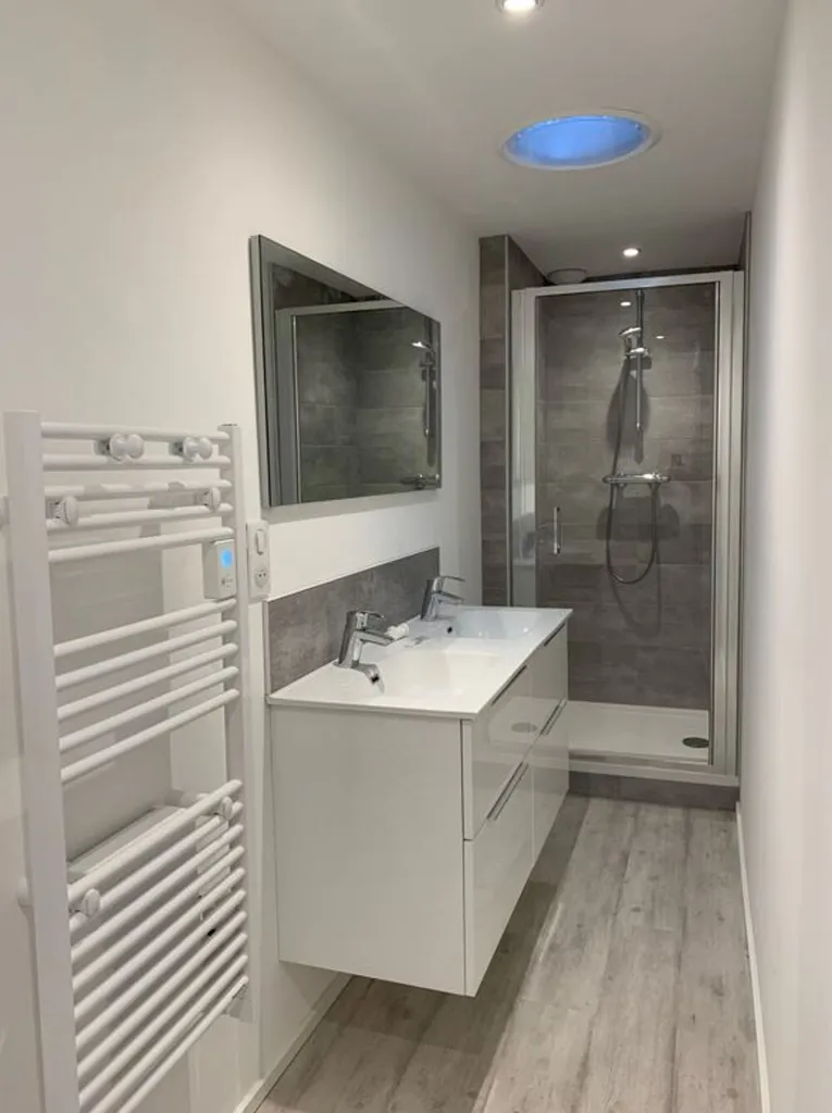 Salles de bain - Maison Jumelée Rénovée à Valentigney