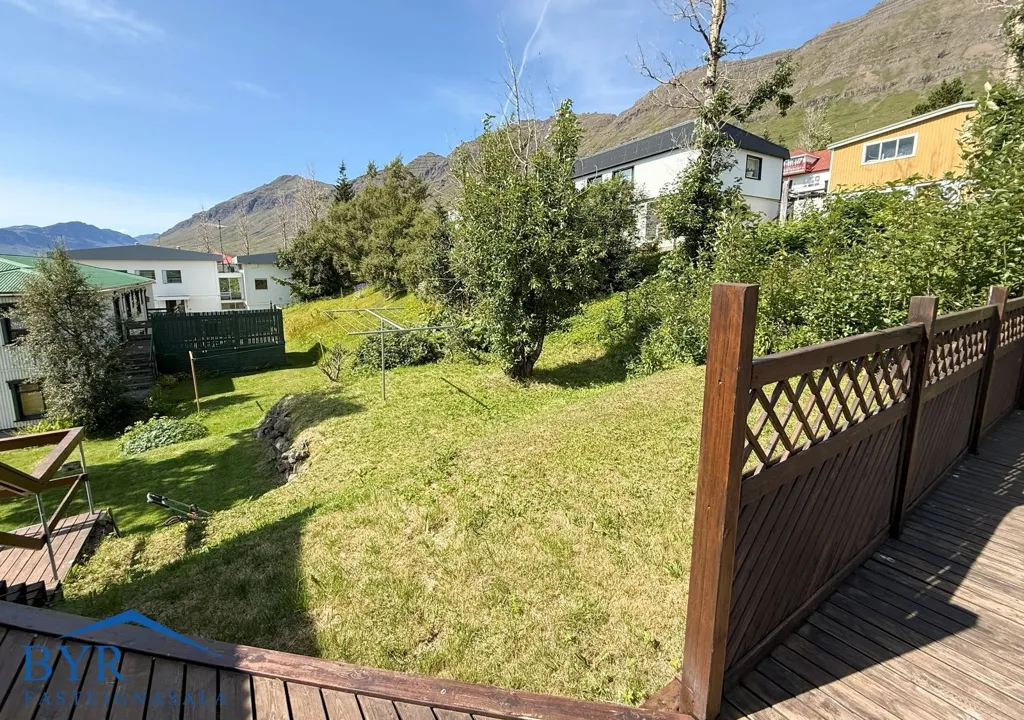 Jardin - Duplex with Fireplace in Neskaupstaður