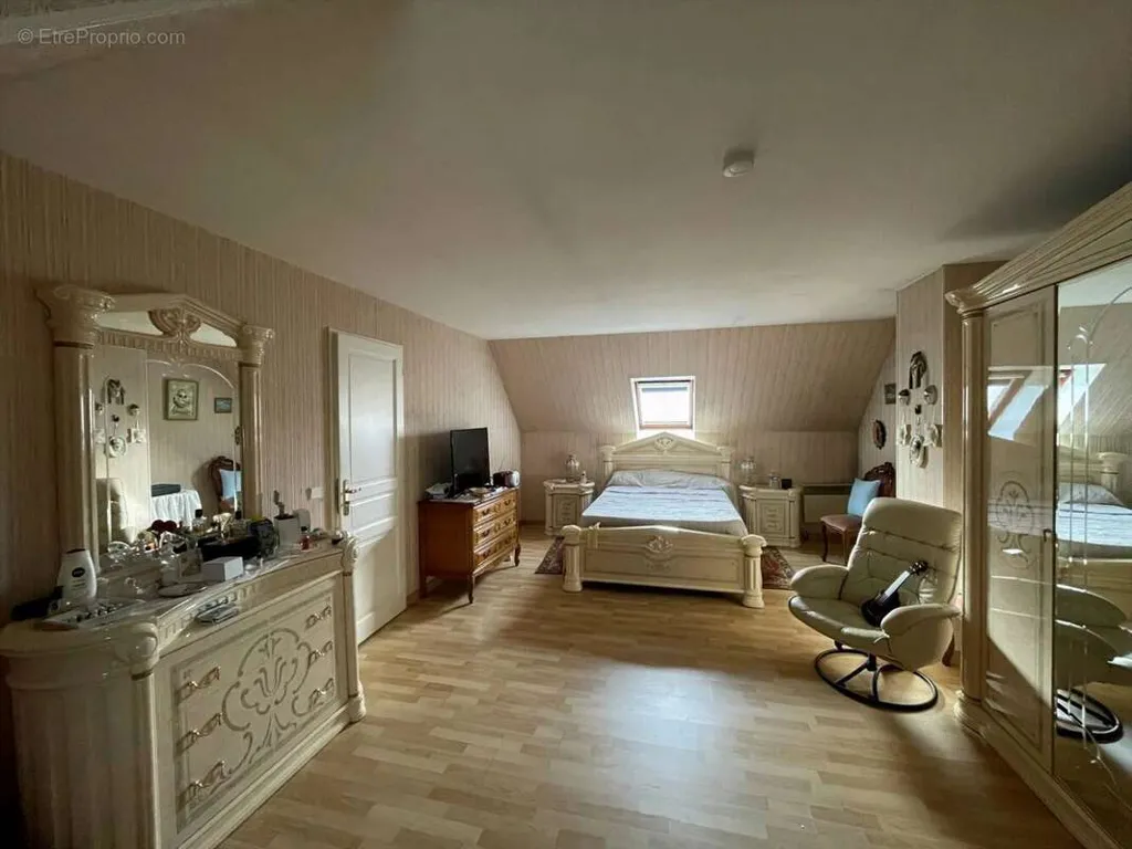 Bedrooms - 5-Bedroom House with Garden in Chelles