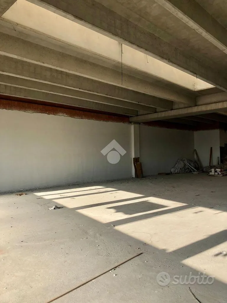 Garage - Office Space with Parking in Urgnano