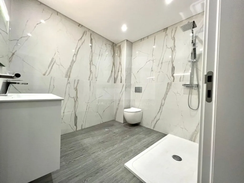 Bathrooms - Luxury Apartment with Pool in Olhão