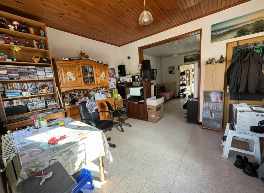 Kabinet - House with Canal View in Proville