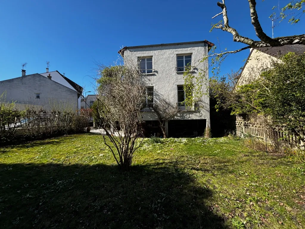 Jardin - Maison de 8 Pièces avec Terrasse à Val Fleury