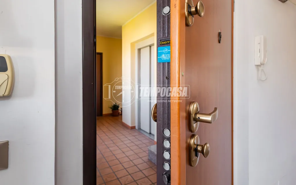 Entrée - 5-Bedroom Apartment with Double Garage in Chieri
