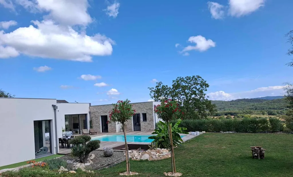 Piscine - Maison Contemporaine avec Piscine au Village de Ramasse