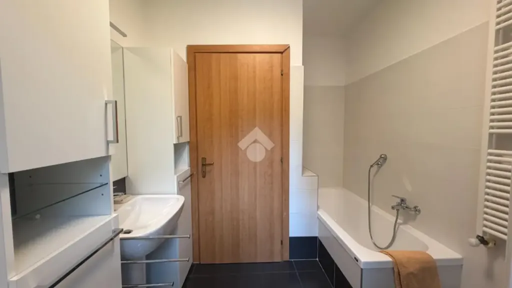Salles de bain - Rear-Facing Apartment with Terrace in Castagneto Po