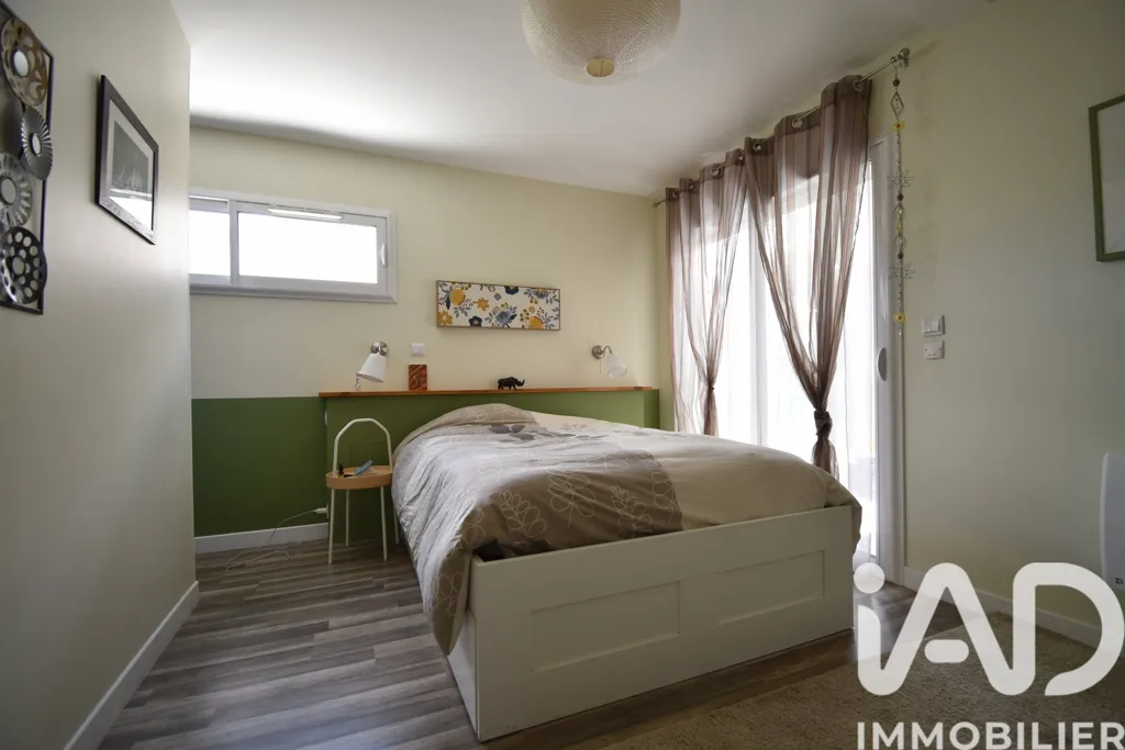 Chambres - Maison 5 Pièces avec Terrasses à Proximité