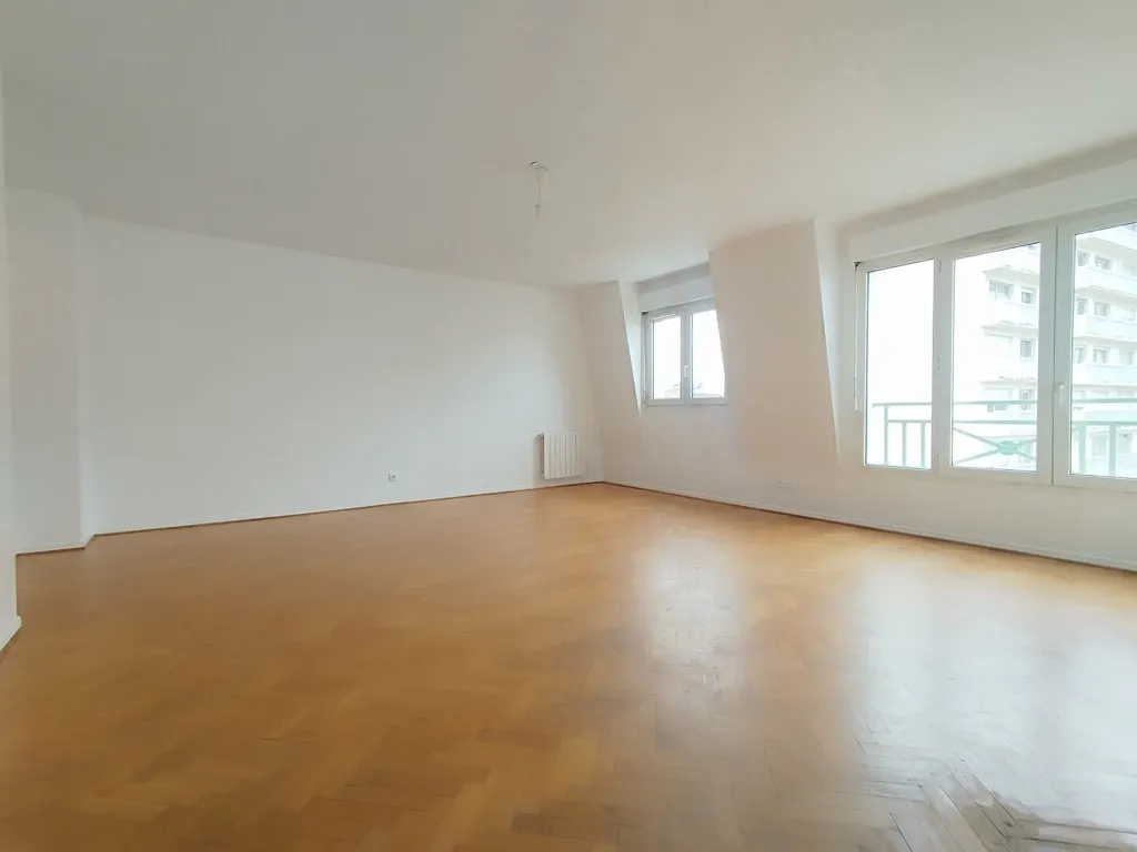 Elutuba - Flat with West-Facing Terrace in Franconville
