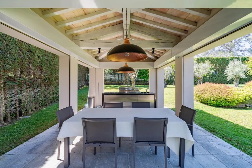 Terrasse - Villa Contemporaine avec Piscine à Mougins