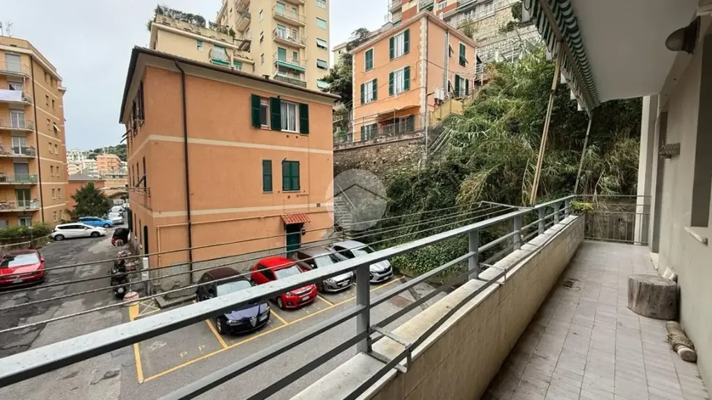 Rõdu - Spacious Flat with Balcony in Genoa