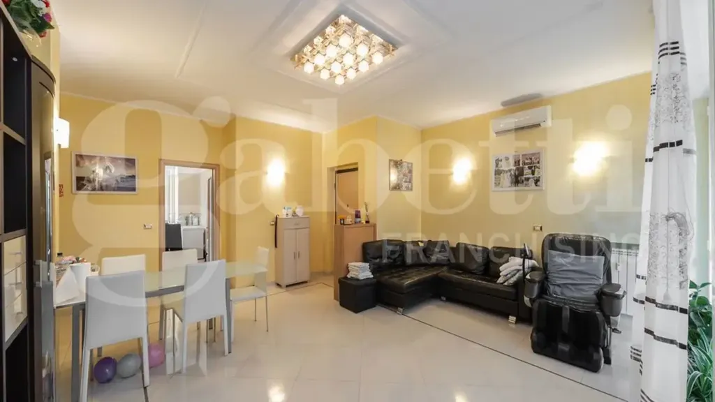 Séjour - Rear-Facing Apartment with Balcony in Monza