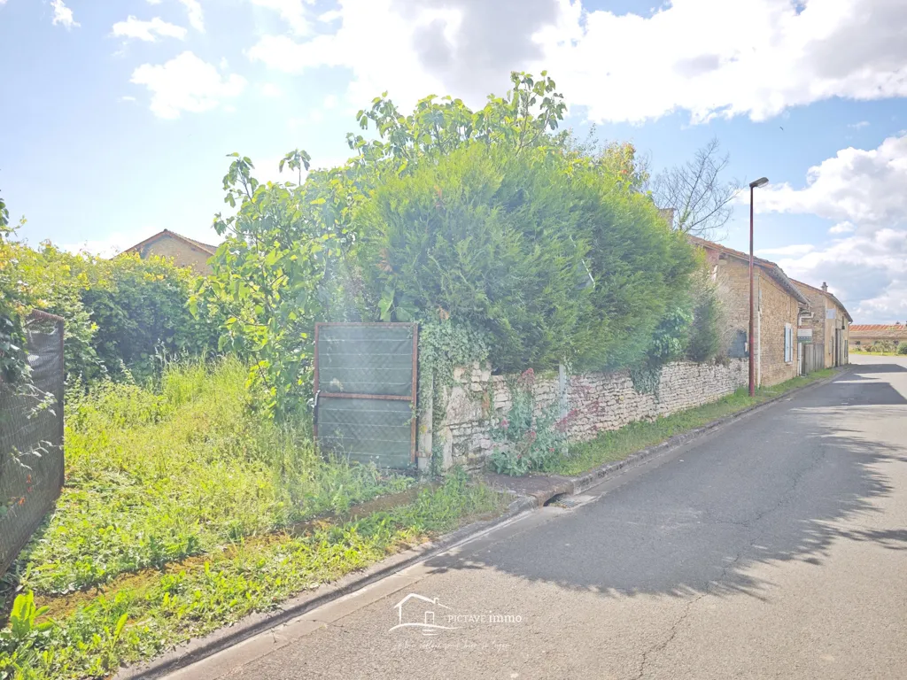 Aed - Two-Bedroom House with Garden in Vanzay