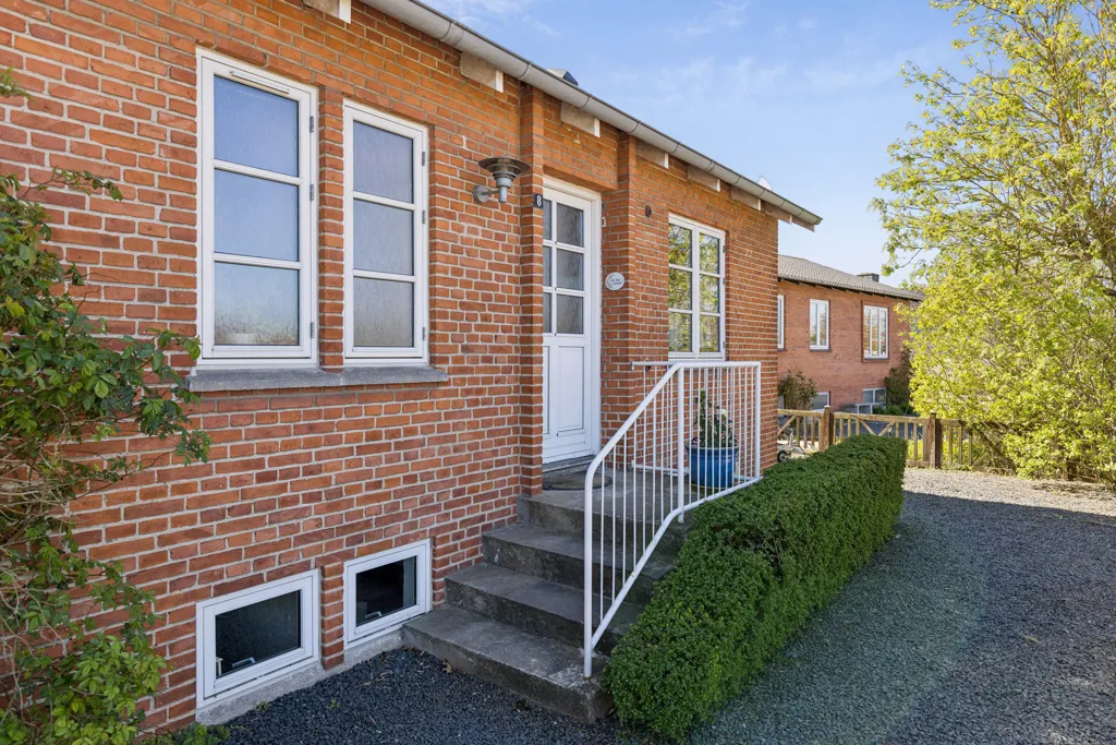 Välivaade - Classical Red Brick Villa with Garden in Slagelse