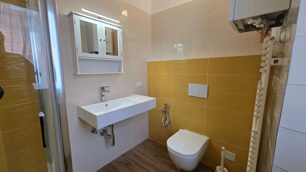 Salles de bain - Modernised Apartment with Lake View in Sala Comacina