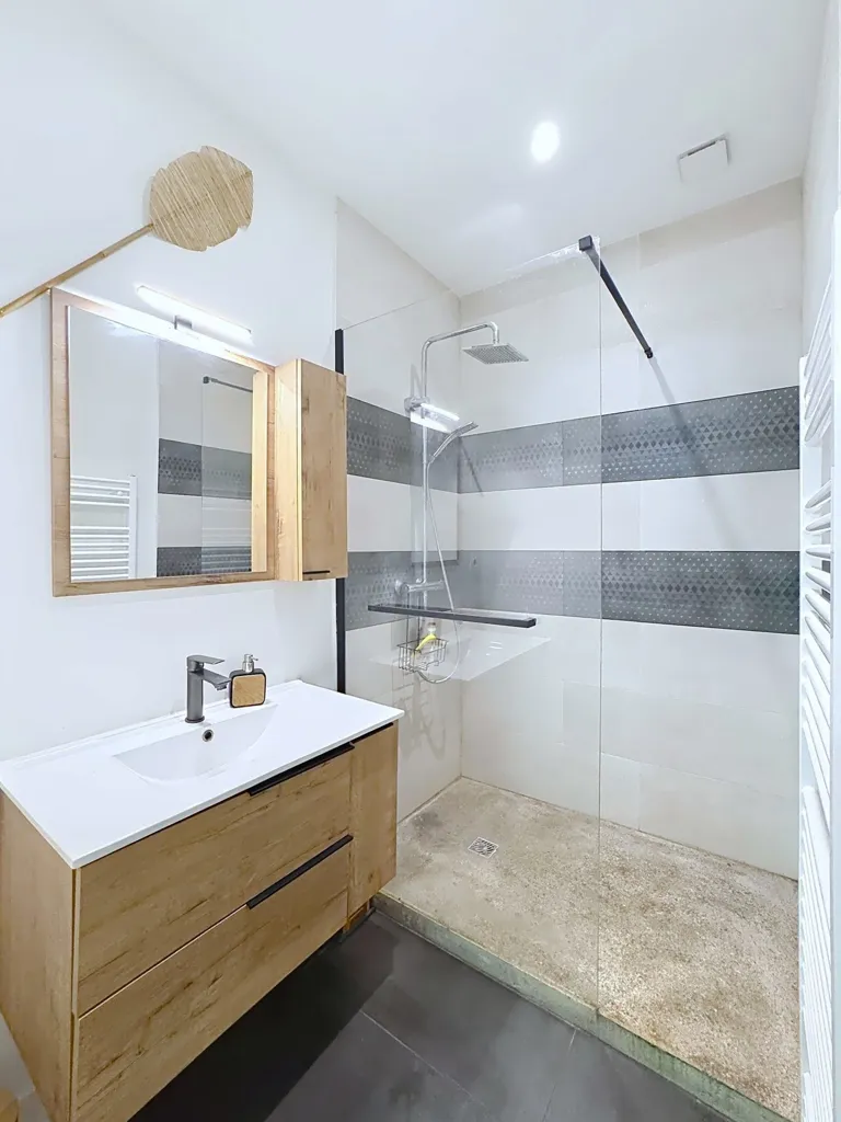 Salles de bain - Appartement Rénové avec Jardin et Terrasse à Gières