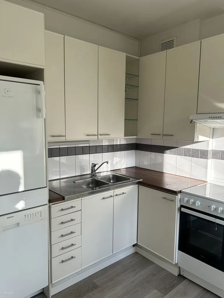 Köök - Spacious Studio with Balcony in Jyväskylä