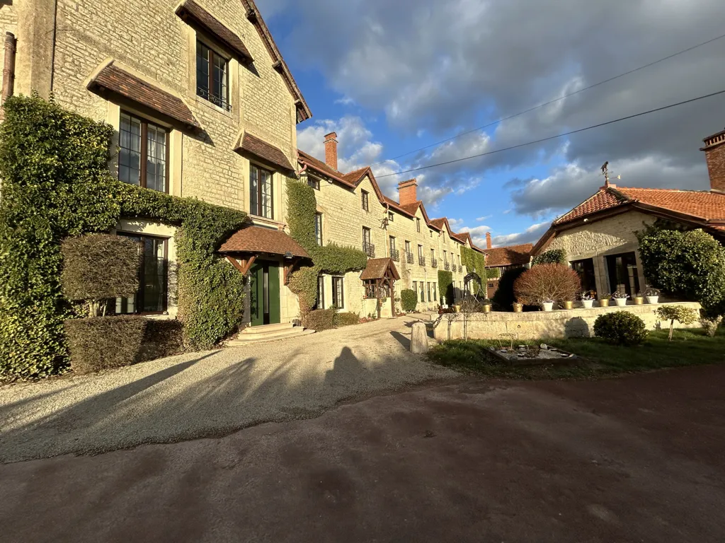 Välivaade - Manor with River View near Bar-sur-Aube