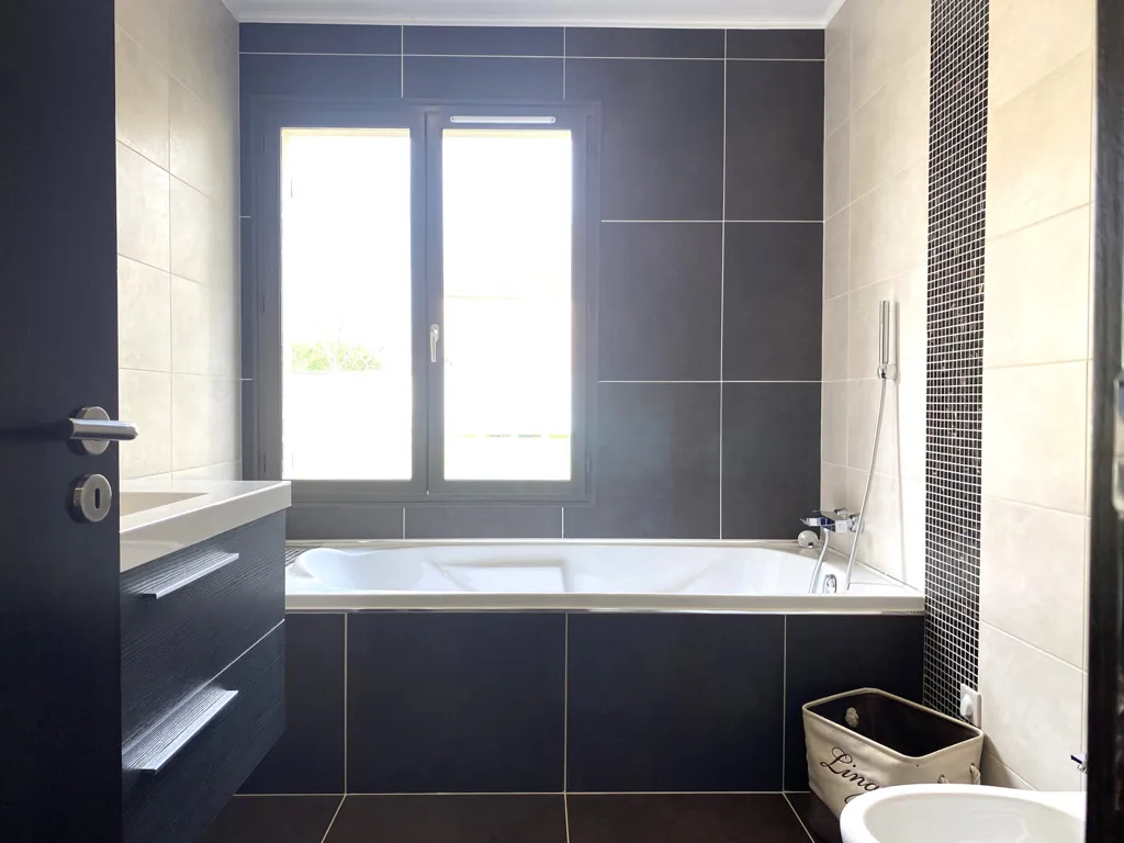 Salles de bain - Pavillon Entièrement Meublé avec Jardin à Bransles