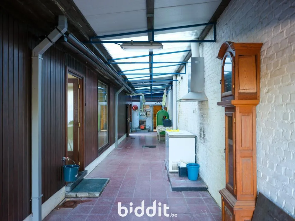 Aed - Bungalow with Hangar in Residential Area