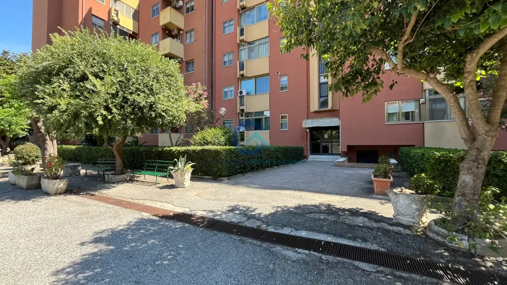 Aed - 3-Bed Apartment with Terrace in Catanzaro Lido