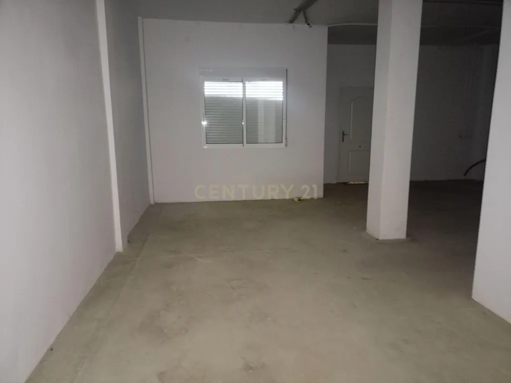 Garaaž - Pareded Chalet with Large Parcel in Montserrat