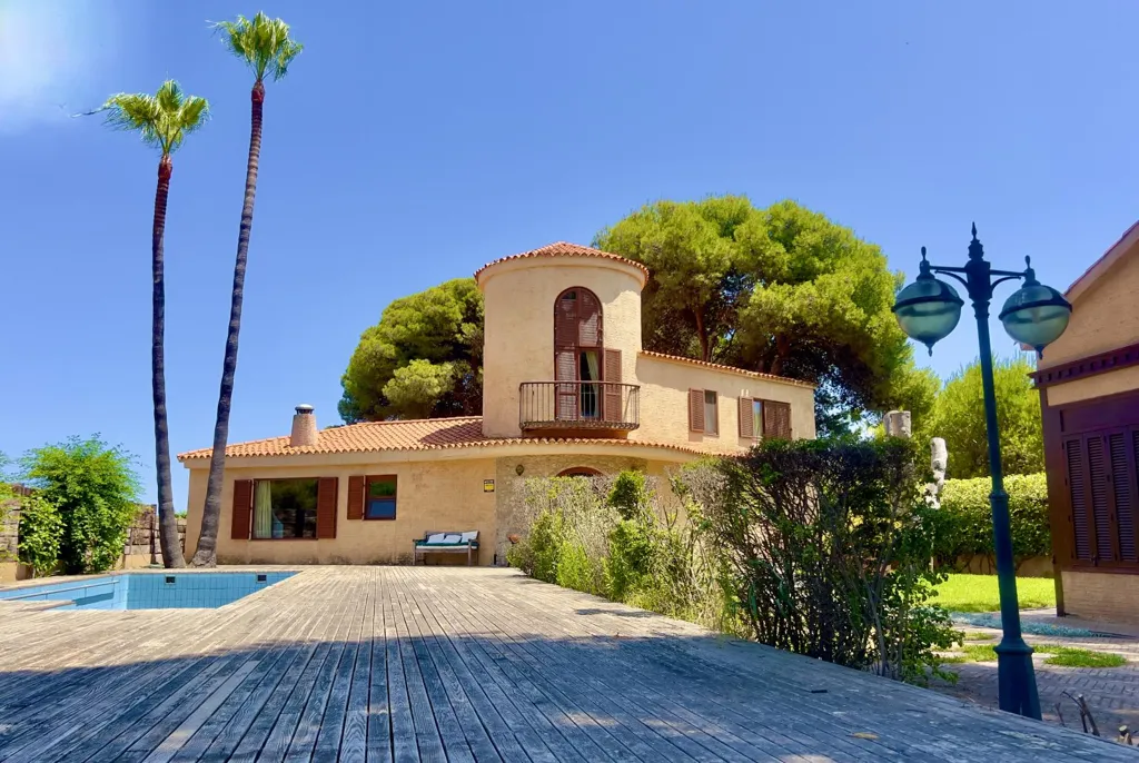 Bassein - Detached Villa with Seafront Access in Cabanes
