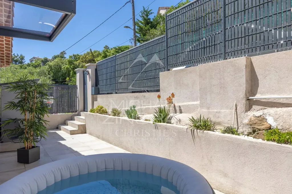 Piscine - Appartement avec Vue Mer au Cœur de Mandelieu