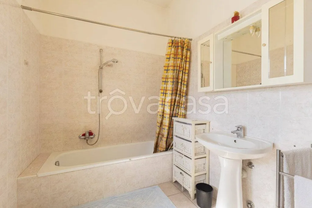 Salles de bain - Commercial Property with Shops in Ghemme